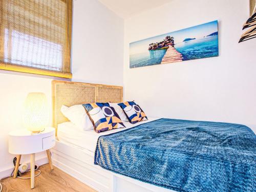 une chambre avec un lit avec une couette bleue dans l'établissement Apartment Ipanema Sud-15 by Interhome, à Canet