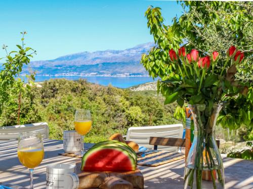 une table avec un vase avec une pastèque et des fleurs dans l'établissement Holiday Home Dubrove by Interhome, à Pražnice