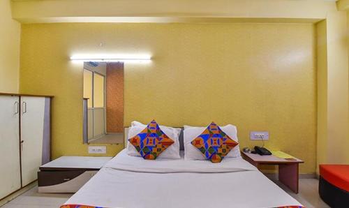 Postel nebo postele na pokoji v ubytování FabExpress Vibrant Residency