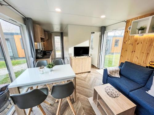 TV a/nebo společenská místnost v ubytování Holiday Home Tiny Haus Königshaus by Interhome