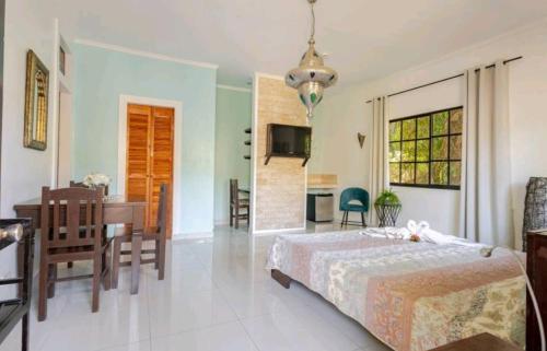 sypialnia z łóżkiem i stołem oraz jadalnia w obiekcie Palmhill Villa w mieście Boracay