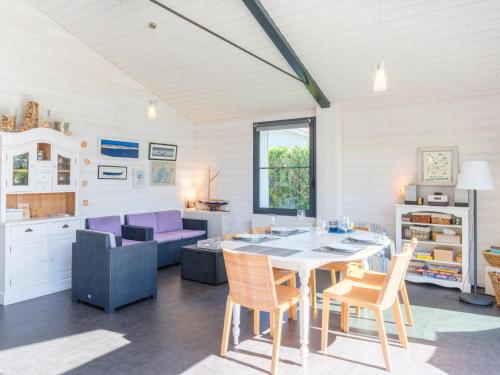 une cuisine et un salon avec une table et des chaises dans l'établissement Villa Cassy by Interhome, à Lanton