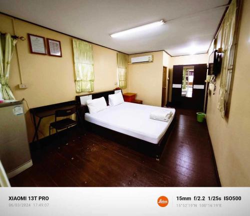 โรงแรมดีเทล في Ban Khlong Ngiu: غرفة نوم بسرير ابيض في غرفة