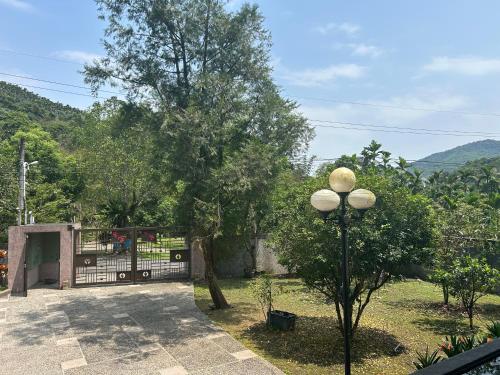 a courtyard with a gate and a tree and a lamp at 賽斯春天會館 - Seth Spring B&B in Datong