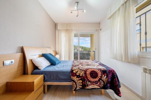 塔拉戈納的住宿－Vistabella，一间卧室设有一张床和一个窗口