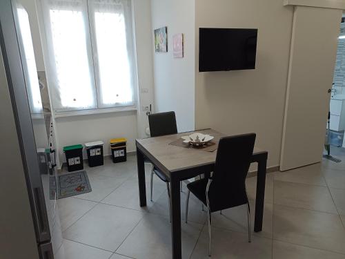 Uma televisão e/ou sistema de entretenimento em Orchidea Home