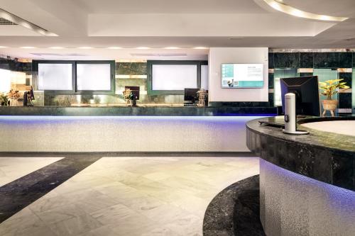 a bar in a hotel lobby with a counter at Sol Milanos Pingüinos in Son Bou