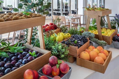 a display of fruits and vegetables in wooden baskets at Sol Milanos Pingüinos in Son Bou