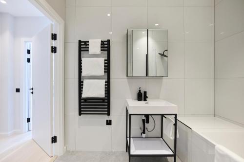 Ванная комната в The Brondesbury Hideout - Breathtaking 1BDR Flat with Terrace & Parking