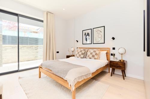 Кровать или кровати в номере The Brondesbury Hideout - Breathtaking 1BDR Flat with Terrace & Parking