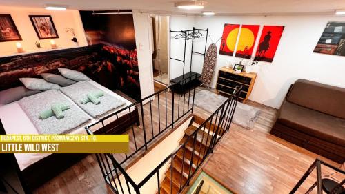 sala de estar con sofá y cama en Little Americas Westend Apartments, en Budapest