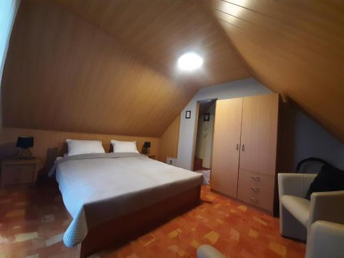 sypialnia z dużym łóżkiem na poddaszu w obiekcie Santoczno Santohaus dom wakacyjny nr 5 w mieście Santoczno