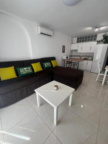 Luminoso y con Airco - D4 - frente a la piscina en Mareverde