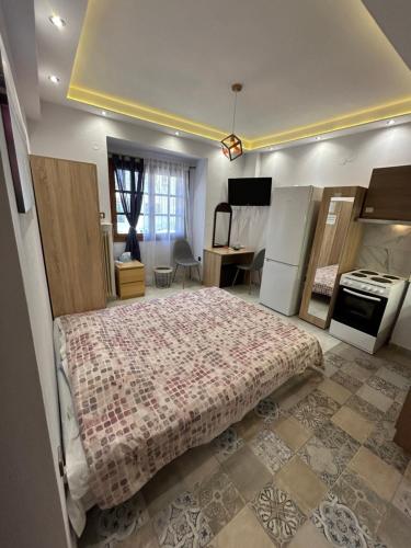 um quarto com uma cama grande e uma cozinha em Ano Poli Studios 1 em Tessalônica