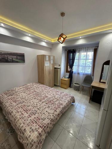 - une chambre avec un lit et un bureau dans l'établissement Ano Poli Studios 1, à Thessalonique