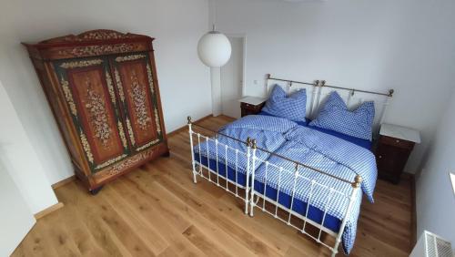 1 dormitorio con 1 cama azul y suelo de madera en Rittergut Thürungen, en Kelbra