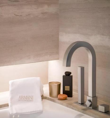 Postel nebo postele na pokoji v ubytování Armani Hotel Dubai, Burj Khalifa