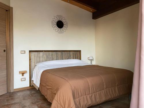 サン・レオーネにあるVilla Miramareのベッドルーム1室(ベッド1台、壁掛け時計付)