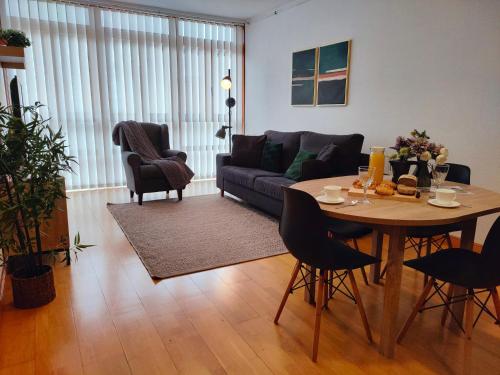 uma sala de estar com uma mesa e um sofá em Apartamento Baztan - Arraioz em Arráyoz