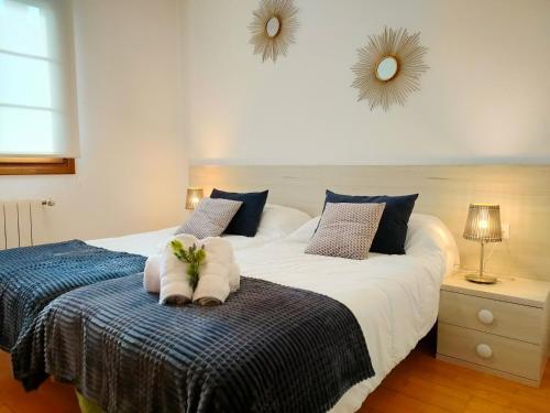 a bedroom with a bed with two stuffed animals on it at Apartamento Baztan - Arraioz in Arráyoz