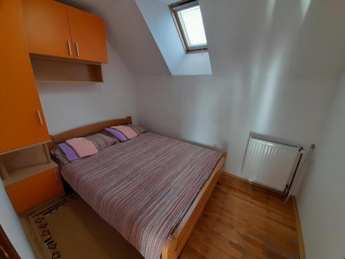 Un pat sau paturi într-o cameră la Apartmani Nova Zova