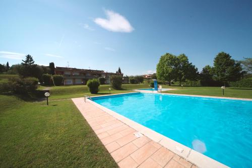 une grande piscine bleue dans une cour dans l'établissement Amazing apartment two pool well located panoramic lake view, à Soiano del Lago