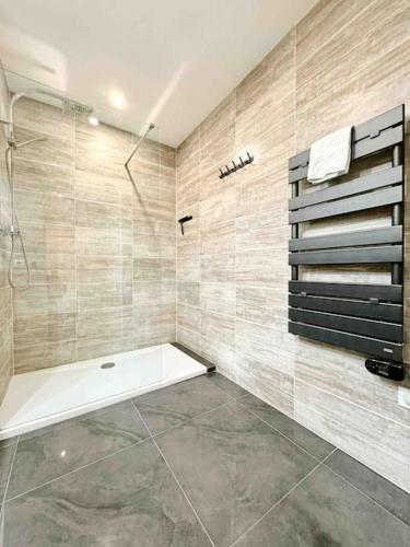 une salle de bain avec douche et baignoire dans l'établissement Le Mas des Oliviers : Apt 4 Prs, Piscine, Parking, à Antibes