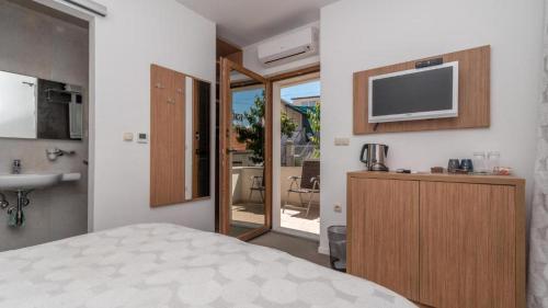 Televízia a/alebo spoločenská miestnosť v ubytovaní Villa Lucica Trogir