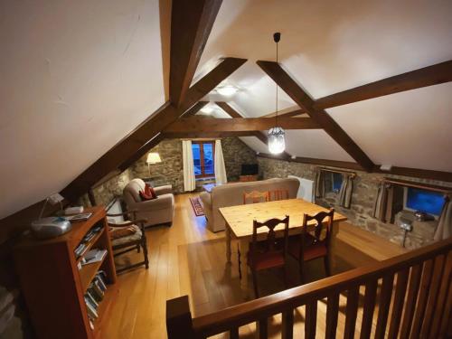 uma vista superior de uma sala de estar com uma mesa em Idyllic Dartmoor Cottage em Postbridge