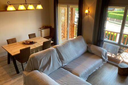 un salon avec un canapé et une table dans l'établissement Casita Planes Surroca, à Bourg-Madame