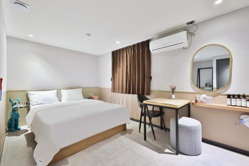 No 25 Hotel Namyangju Bukhan River tesisinde bir odada yatak veya yataklar