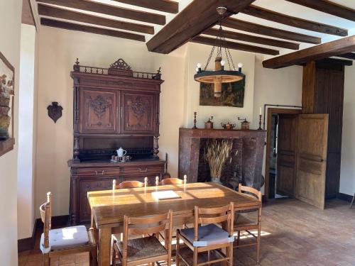 une salle à manger avec une table et des chaises en bois dans l'établissement Domaine de la Haute-Porte, à Souvigné-sur-Sarthe