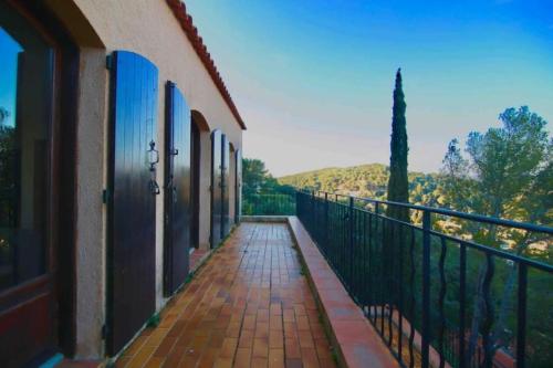 d'un balcon offrant une vue sur la montagne. dans l'établissement Haut de Villa vue mer dégagée-T3, à La Seyne-sur-Mer