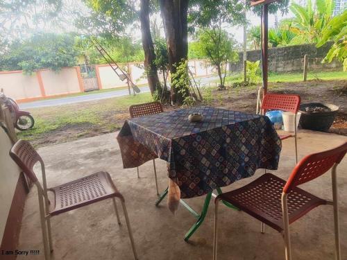 Tisch und Stühle mit Tisch und Ball drauf in der Unterkunft Anya's garden house Phuket oldtown in Ban Lo Long