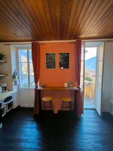 une pièce avec une table et deux tabourets dans l'établissement Élégant studio au centre-ville, à Saint-Martin-Vésubie