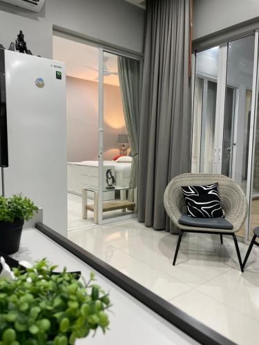 普吉市的住宿－Villa 3 bedrooms，客厅配有椅子和镜子