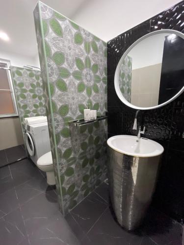 普吉市的住宿－Villa 3 bedrooms，一间带水槽、镜子和卫生间的浴室