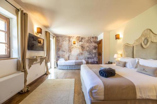 a hotel room with two beds and a window at Domaine du Reginu in Santa-Reparata-di-Balagna