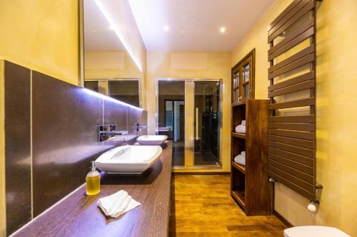 a bathroom with a sink and two toilets at Domaine du Reginu in Santa-Reparata-di-Balagna