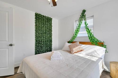 ein Schlafzimmer mit einem Bett mit einer grünen Wand in der Unterkunft 2BR Escape in Bangor - Work & Unwind in Comfort in Bangor