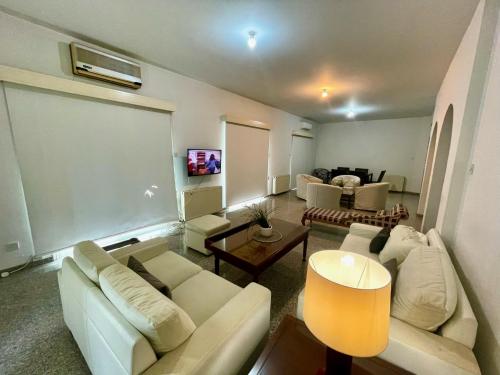 Χώρος καθιστικού στο Platform 357 Gravias Spacious Apartment