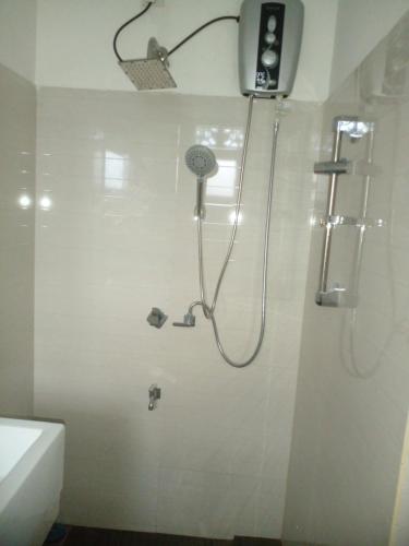 W łazience znajduje się prysznic z głowicą prysznicową. w obiekcie Ananthaya -the infinity w mieście Kalutara