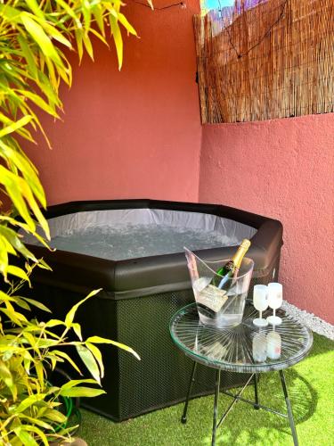 une poubelle avec une table en verre à côté dans l'établissement Maison « Ubud » love room spa, à Berre-lʼÉtang