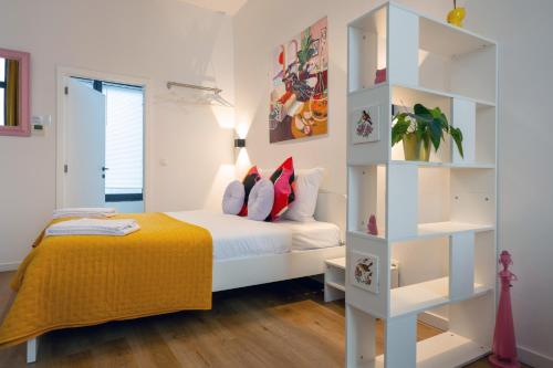 安特衛普的住宿－Miniloft Pelgrim，一间卧室设有一张床和一个书架
