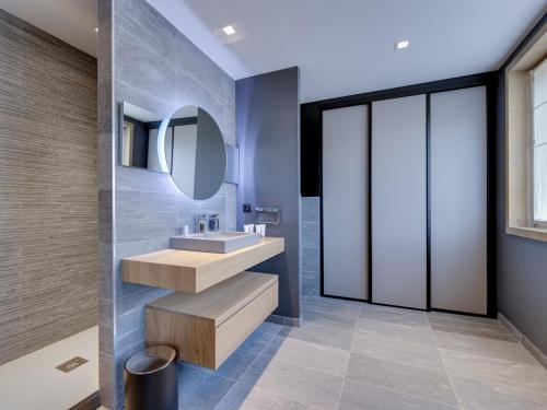 ein Bad mit einem Waschbecken und einem Spiegel in der Unterkunft Appartement Tignes, 4 pièces, 7 personnes - FR-1-641-2 in Tignes