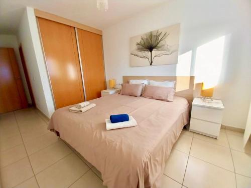 um quarto com uma cama grande com duas toalhas em Panoramic View em Los Abrigos