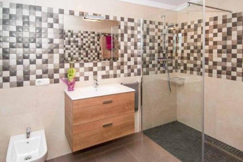 W łazience znajduje się umywalka i prysznic. w obiekcie Villa Andrea Nerja w mieście Frigiliana