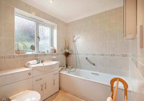 Bathroom sa Rose Cottage - Thornham