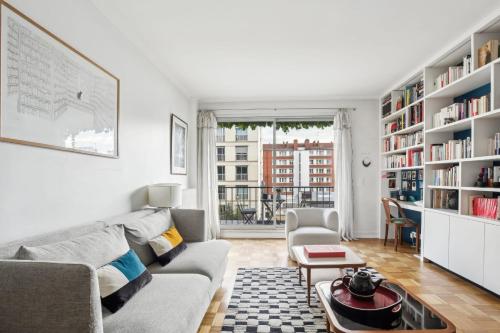 un salon avec un canapé et une table dans l'établissement Boulogne Billancourt - Chateau 1 bdr, à Boulogne-Billancourt