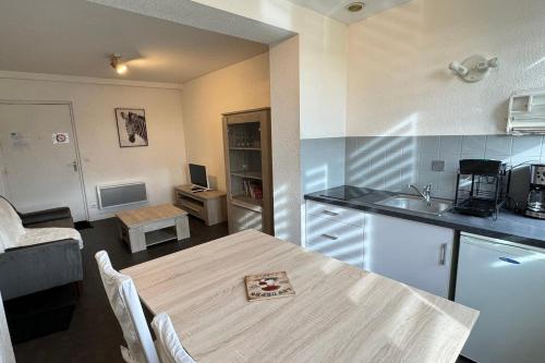 - une cuisine et une salle à manger avec une table dans une pièce dans l'établissement Côté jardin appartement centre Gramat, à Gramat